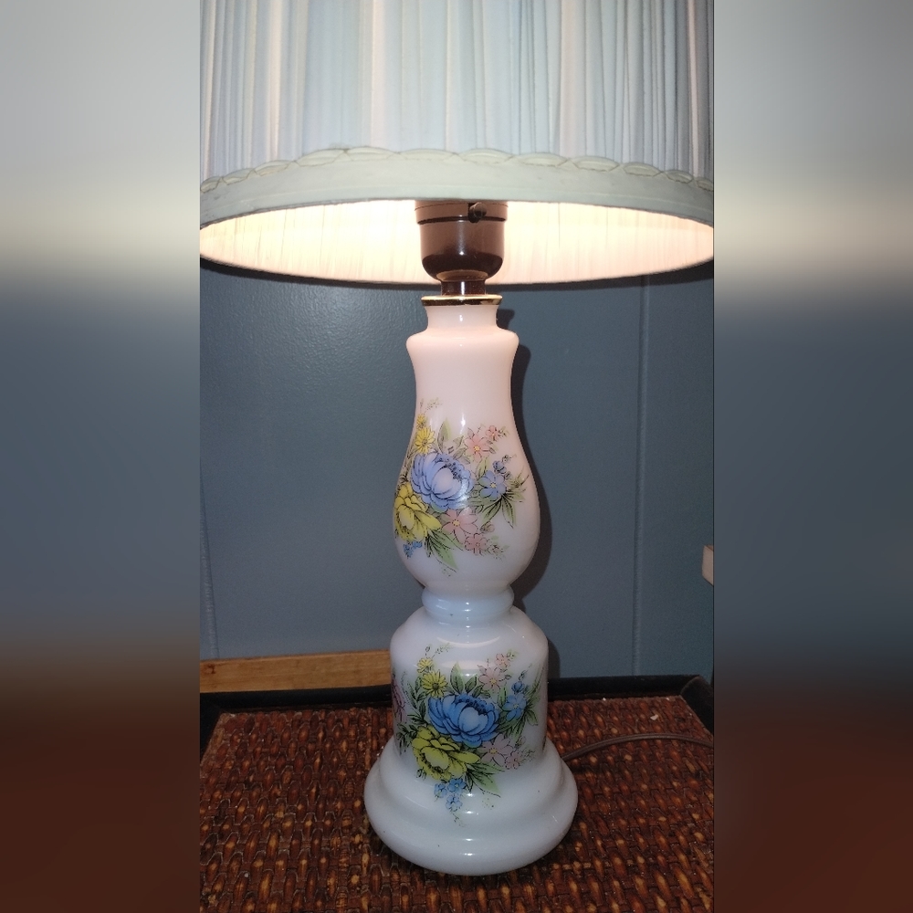 Vintage white milk glass lamp (UPDATED) please red description.